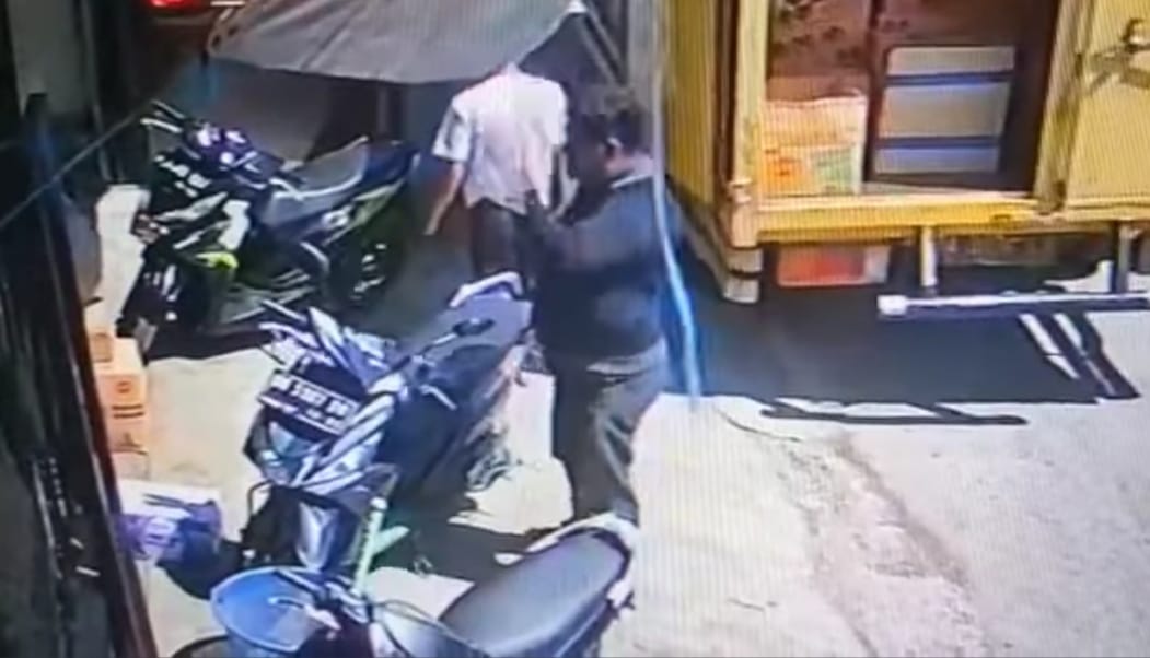 Terekam CCTV..Maling Gasak Uang DD Rp 50 Juta di Jok Motor