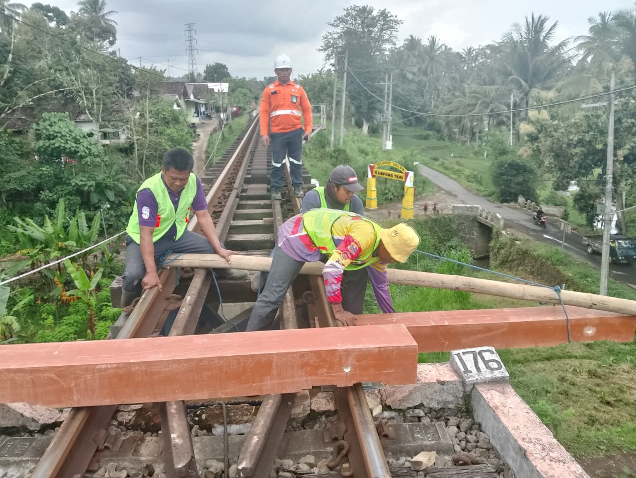 Ini Alasan KAI Beralih dari Bantalan Rel Kayu ke Sintetis, Ini Alasannya