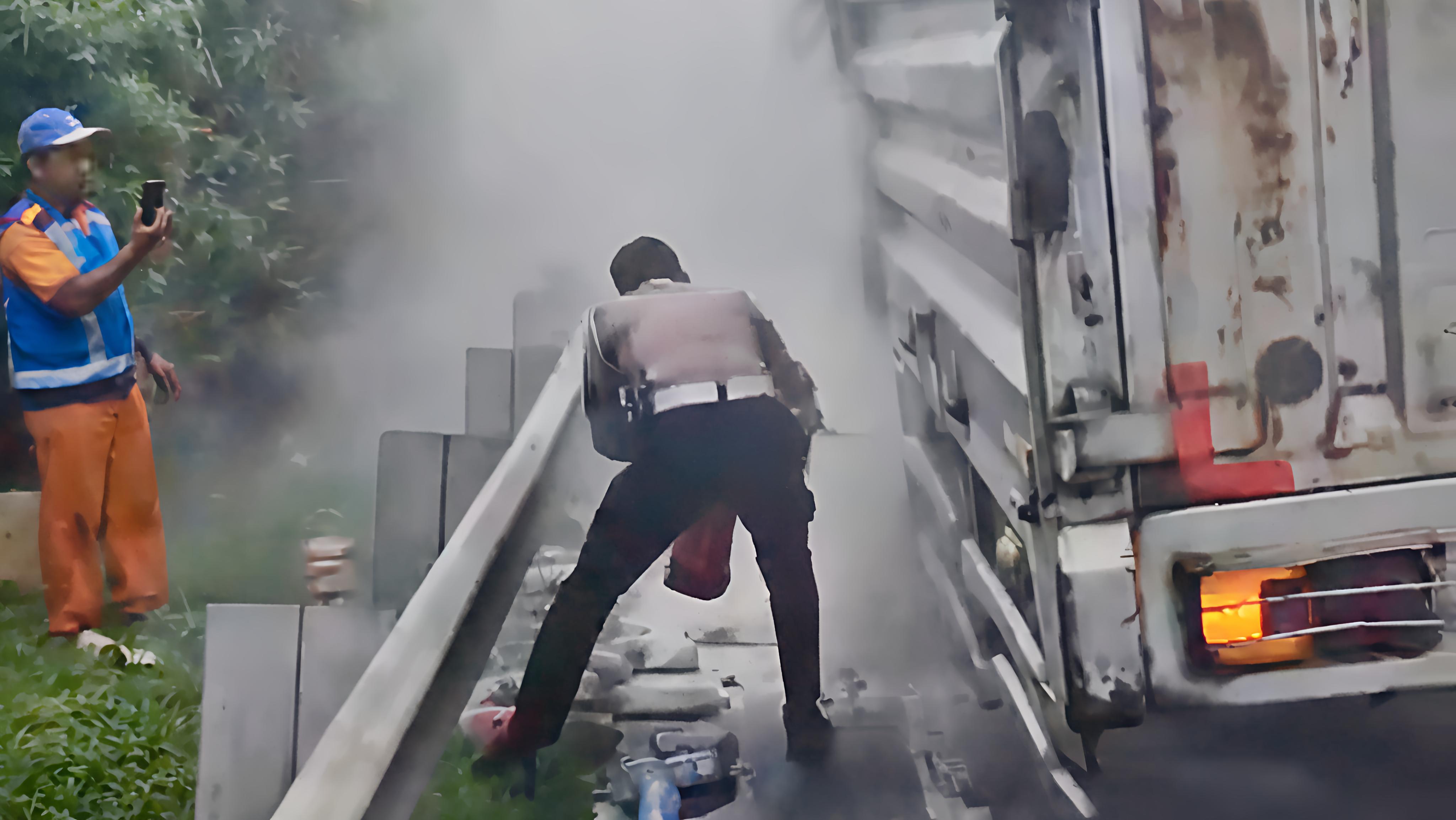 Rem Truk Terbakar di Tol Dalam kota, Polisi Gercep Bantu Padamkan Api