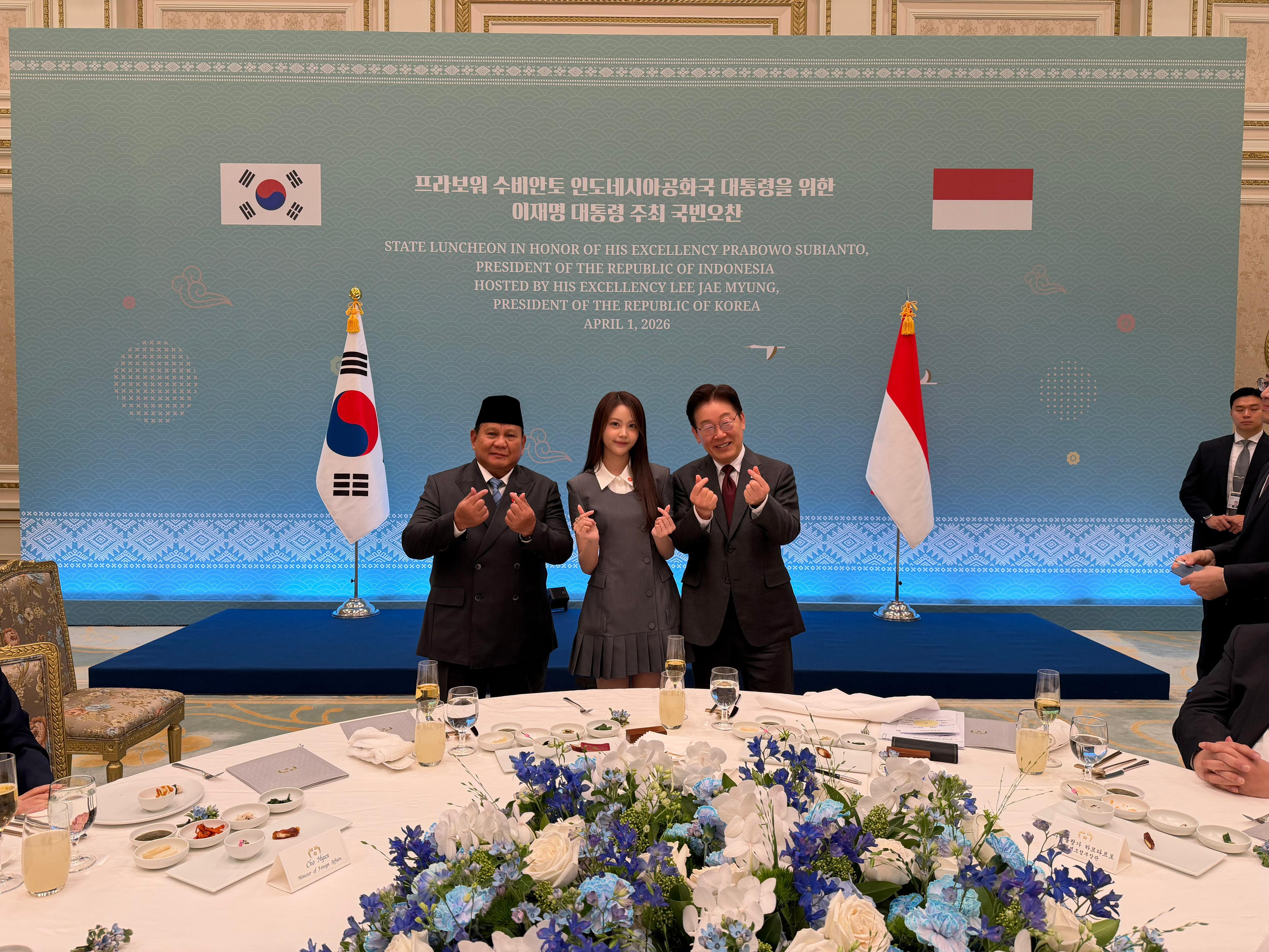 Diplomasi 'Finger Heart' di Blue House, Momen Hangat Presiden Prabowo dan Carmen Hearts2Hearts
