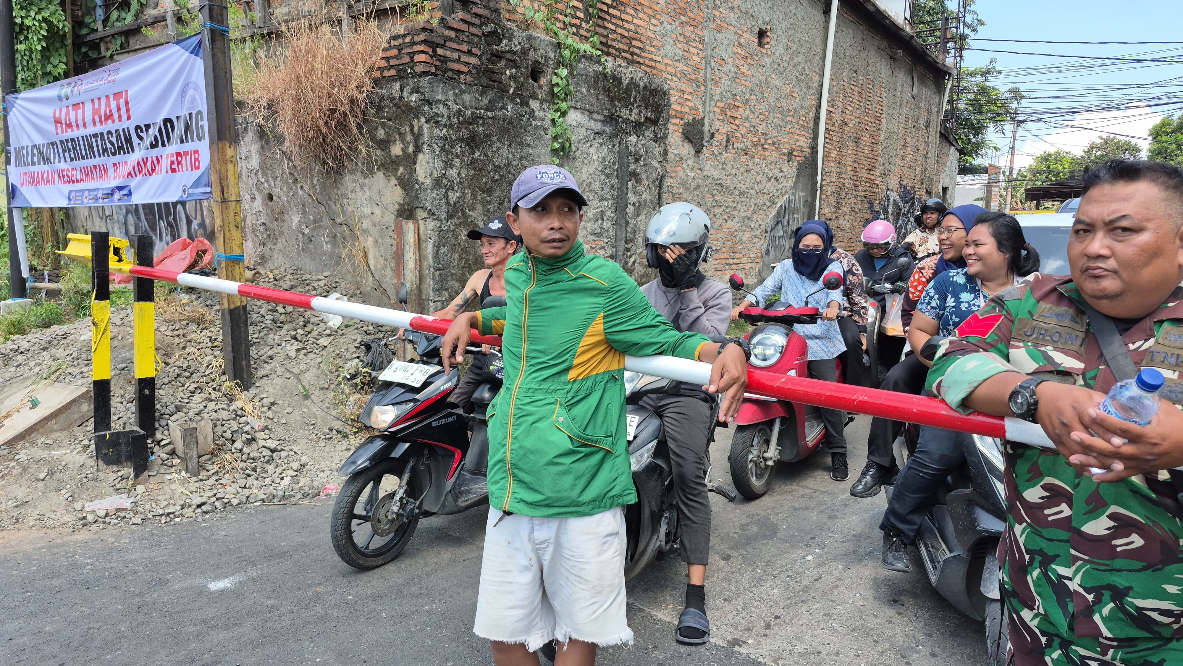 Usai Insiden Maut Bekasi Timur, Palang Besi Dipasang di Perlintasan KA