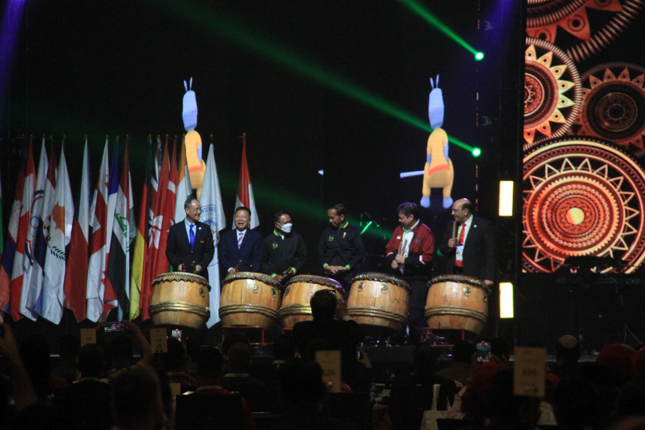 Buka Kejuaraan Dunia Wushu Junior 2022, Jokowi Terima Penghargaan IWUF