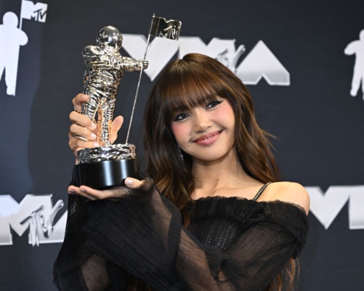 Lisa BLACKPINK Raih Best K-pop MTV VMA 2024, Tampil Memukau dengan Rockstar