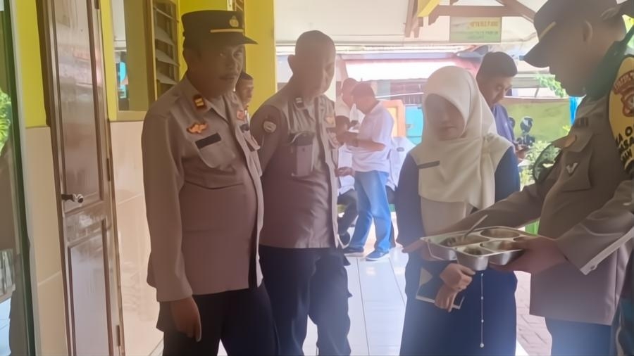 Gawat! Puluhan Siswa SD di Pasar Rebo Muntah-muntah, Keracunan MBG?