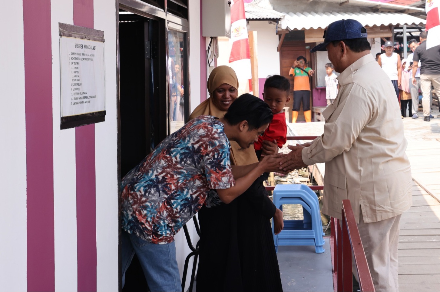 Cek Kondisi Rumah Apung Muara Angke, Prabowo Dapat Ucapan Terima Kasih dari Warga