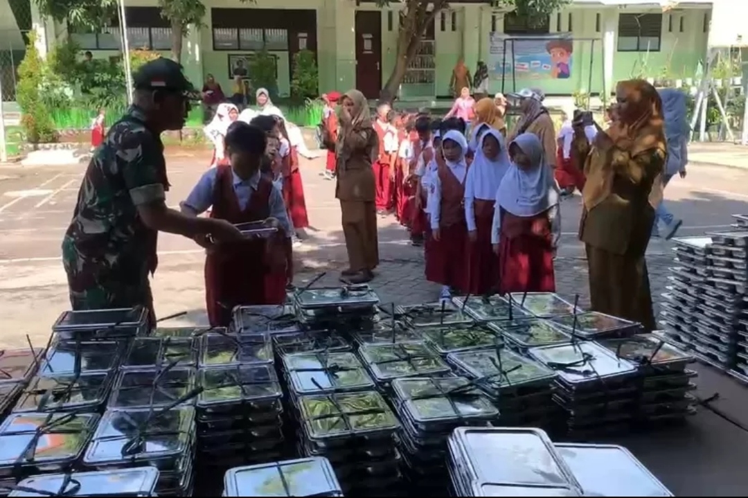 Sebanyak 687 Porsi Makan Bergizi Gratis Dibagikan ke Siswa SDN 4 Jatiasih