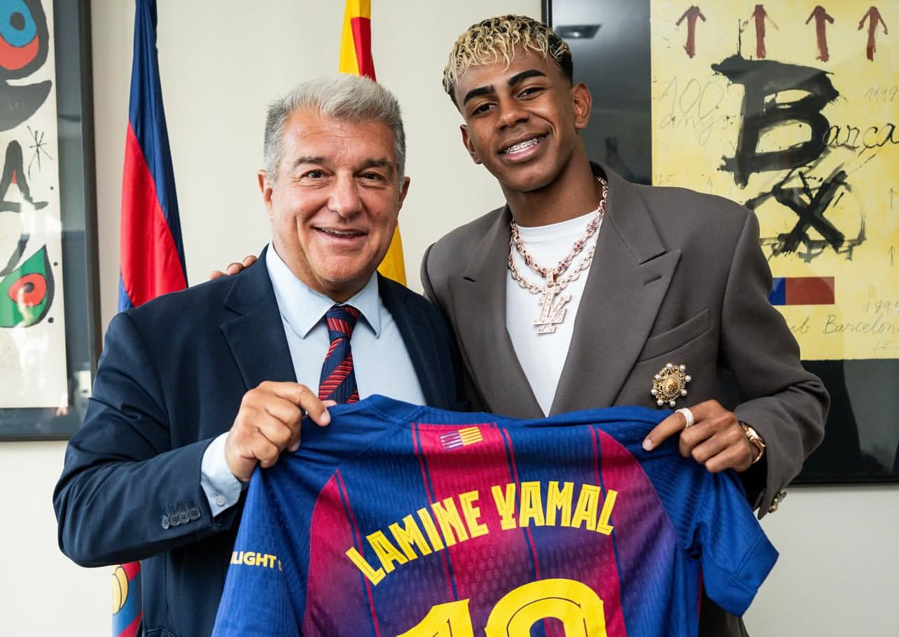 Di Hadapan Neneknya, Lamine Yamal Resmi Teken Kontrak Baru di Barcelona dan Kenakan Nomor Keramat Messi