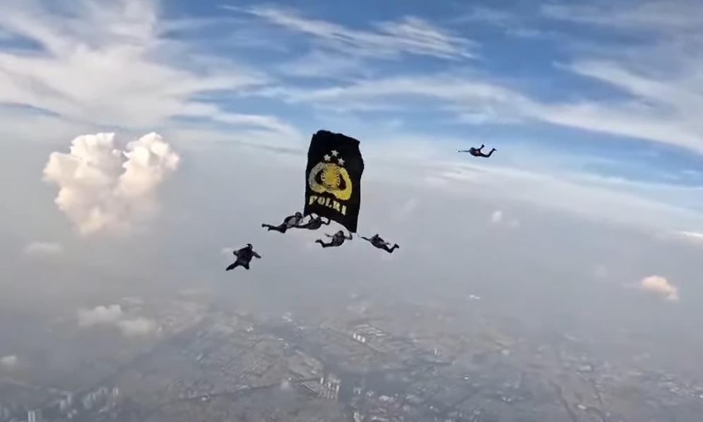 Meriah! Puncak HUT Bhayangkara ke-79 Hadirkan Aksi Terjun Payung Polwan dan Parade Marching Band Akpol