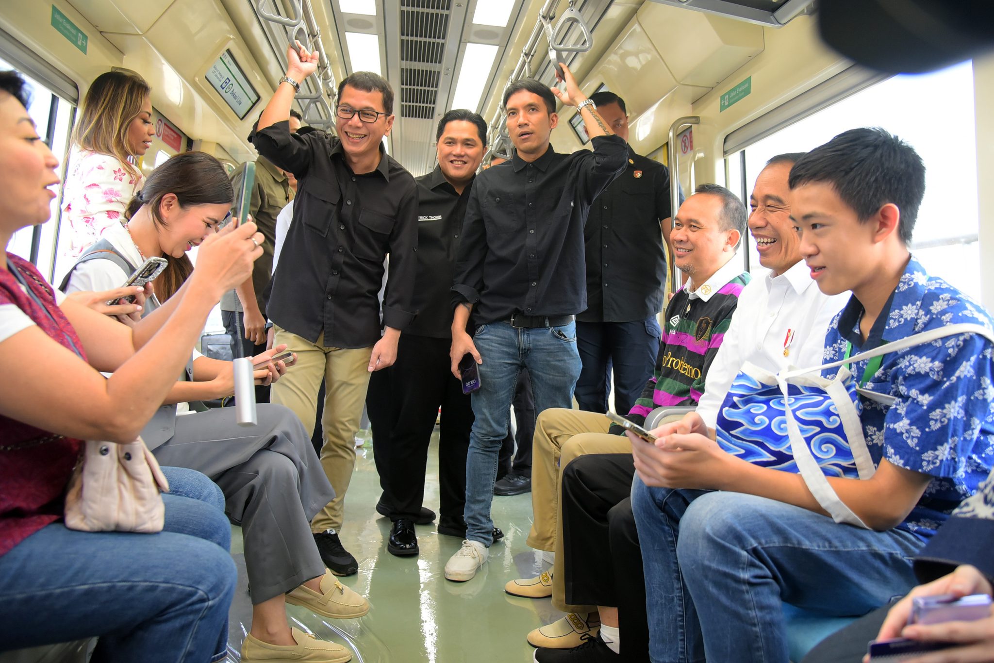 Jokowi Bareng Sejumlah Artis Jajal LRT Jabodebek, Resmi Operasi 26 Agustus 2023
