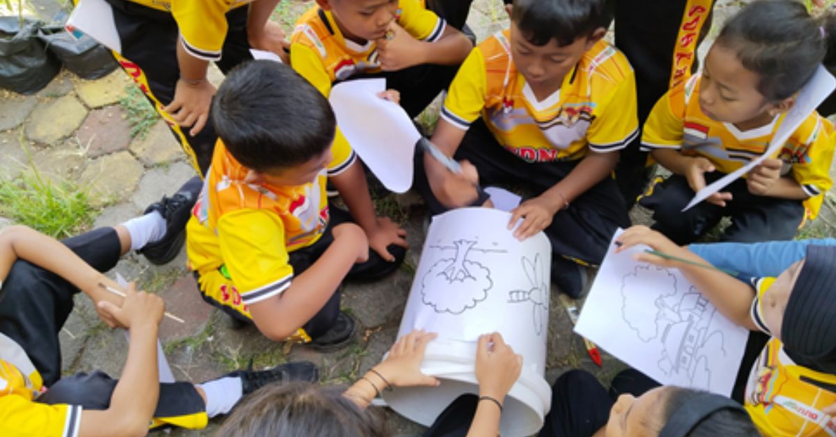 KKN BBK 6 UNAIR Tanamkan Kreativitas Anak dalam Program OSAKA di Desa Kalikatir, Mojokerto