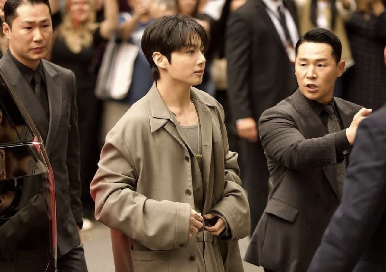 Jungkook BTS Hadiri Show Calvin Klein di NYFW, Kalung Taco Bikin Salfok