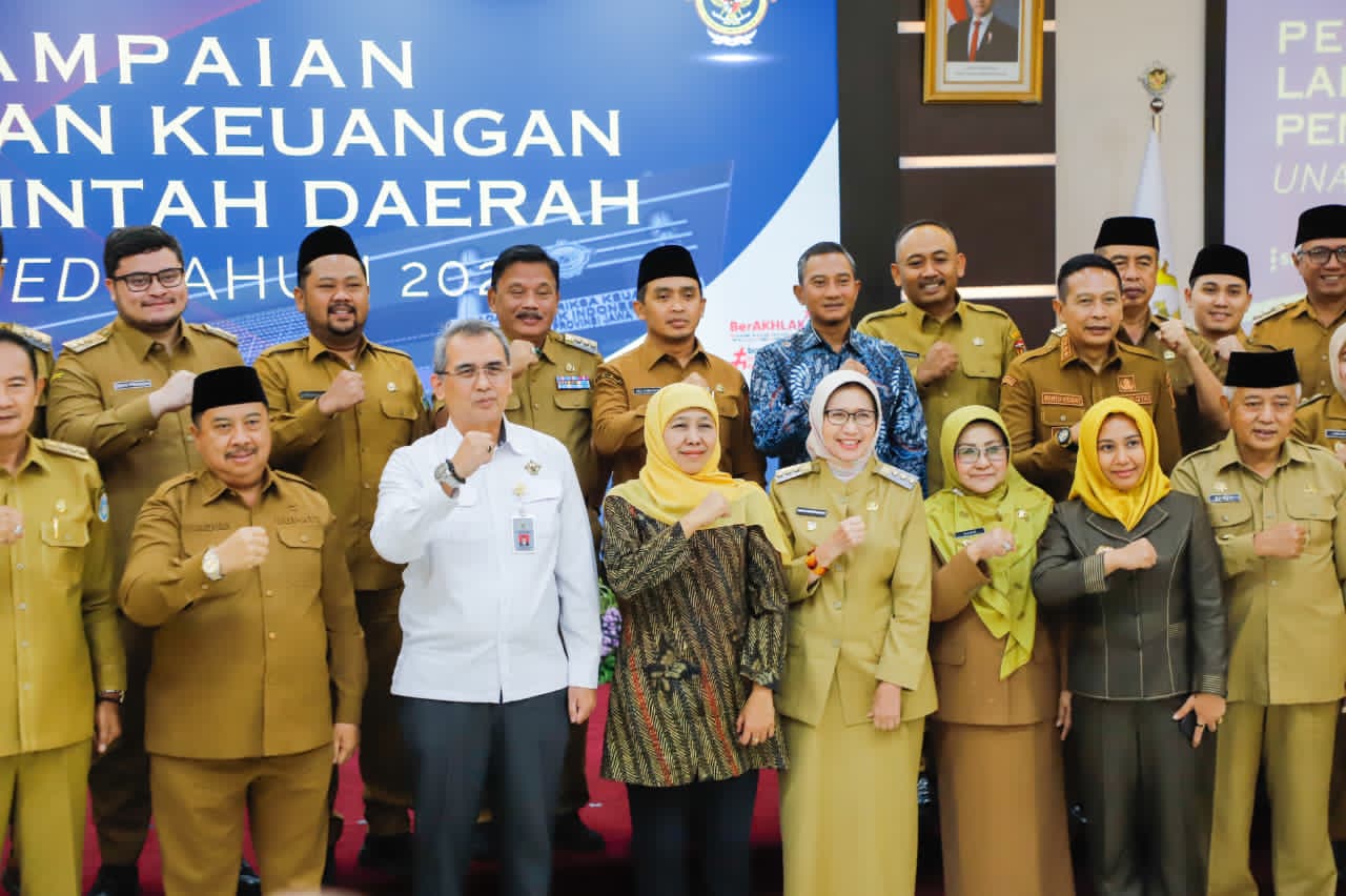 Kejar Opini WTP, Khofifah Boyong 36 Kepala Daerah Serahkan LKPD 2025 ke BPK