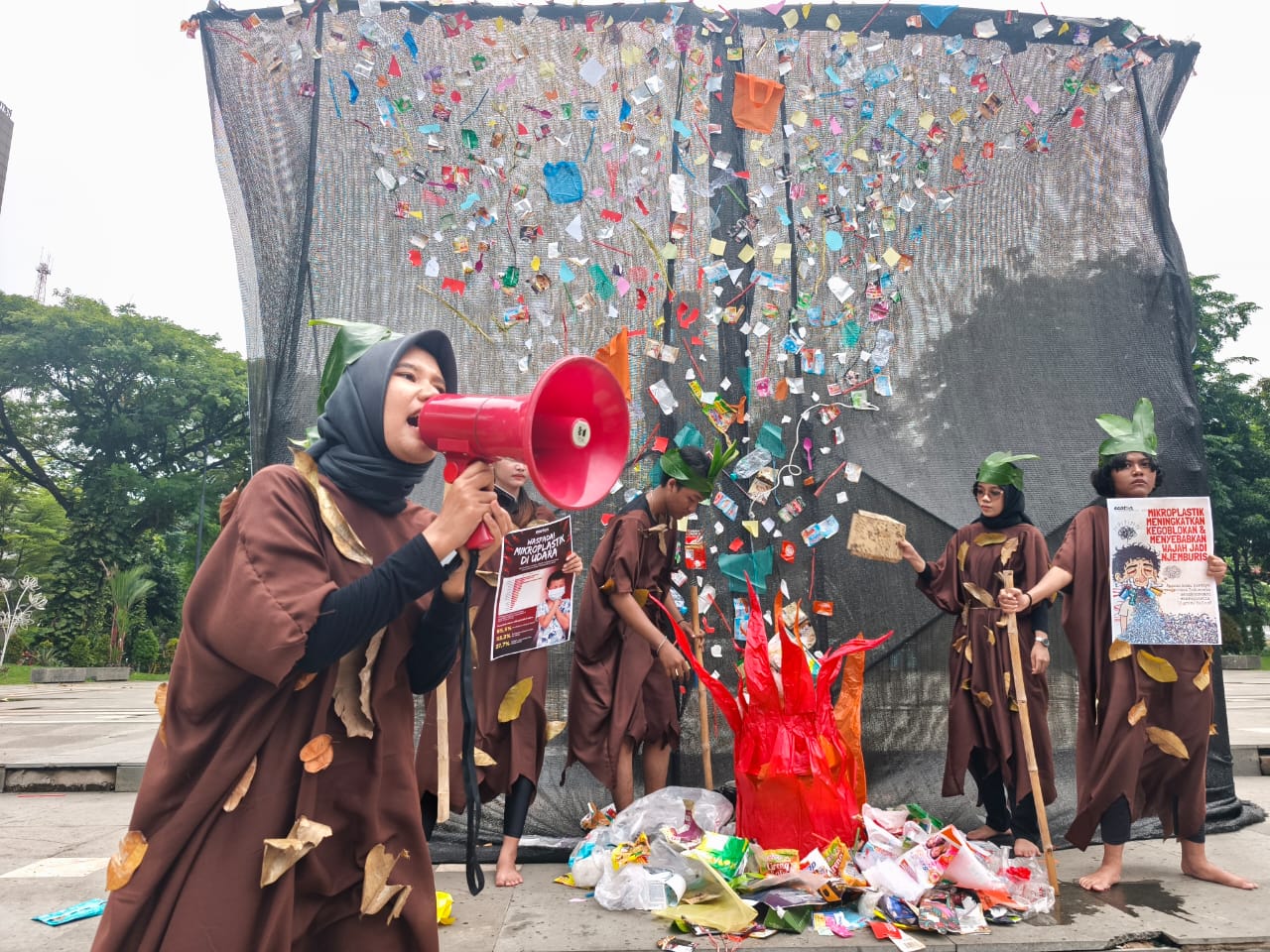 Mikroplastik Kontaminasi Aliran Darah Ibu-Ibu di Gresik