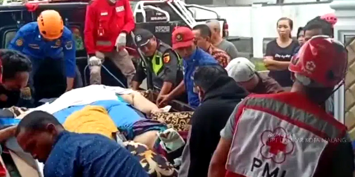 Pria 275 Kg Dievakuasi Karena Sling Lift Putus, Gunakan Pick Up Bawa ke Rumah Sakit