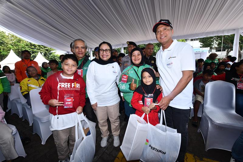 Pertamina Salurkan 1.000 Seragam dan Peralatan Sekolah untuk Anak Pengemudi Ojek