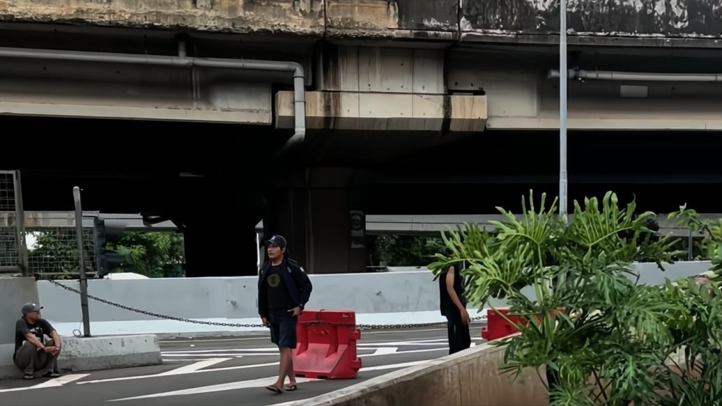 Viral Pak Ogah Jaga Palang Rantai di Exit Tol Rawa Buaya, Begini Penjelasan Operator Tol