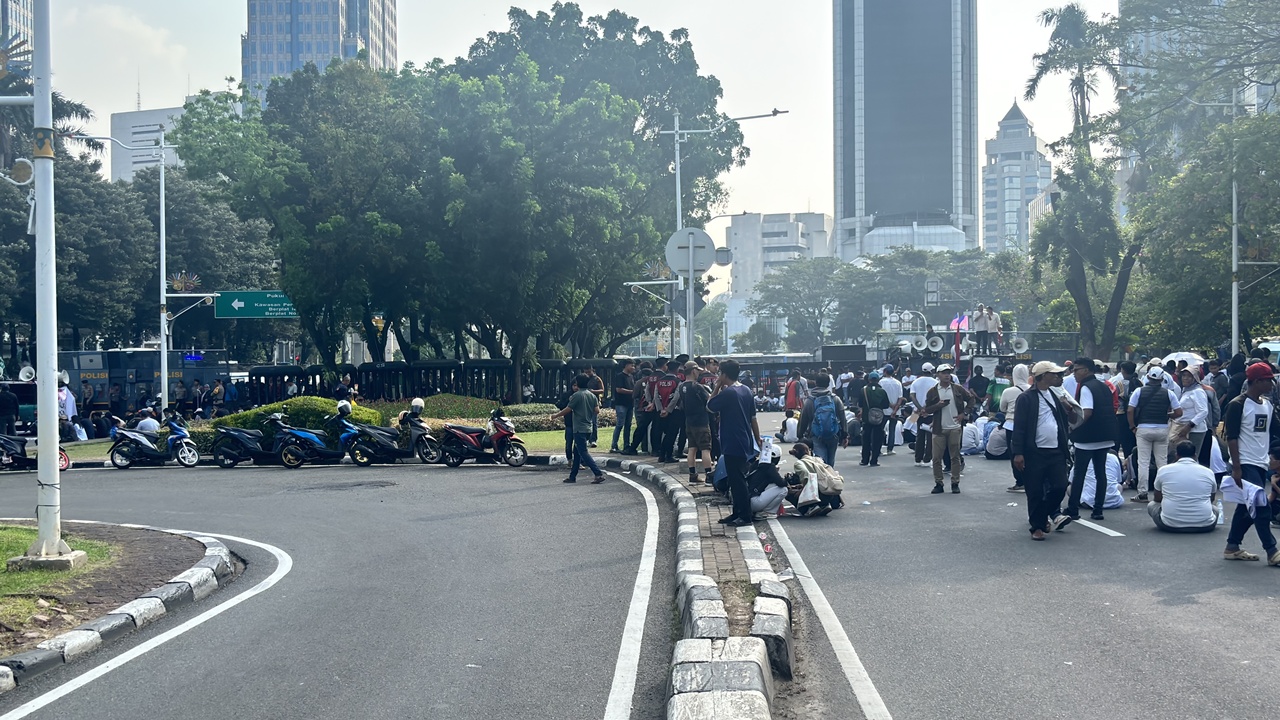 Adu Orasi! 2 Kelompok Massa Tolak-Dukung MBG Demo Bareng di Patung Kuda