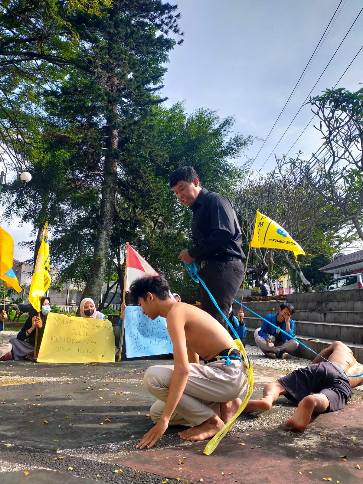 PMII Pertanyakan Kuningan Maju, Demo di Depan Kantor Bupati