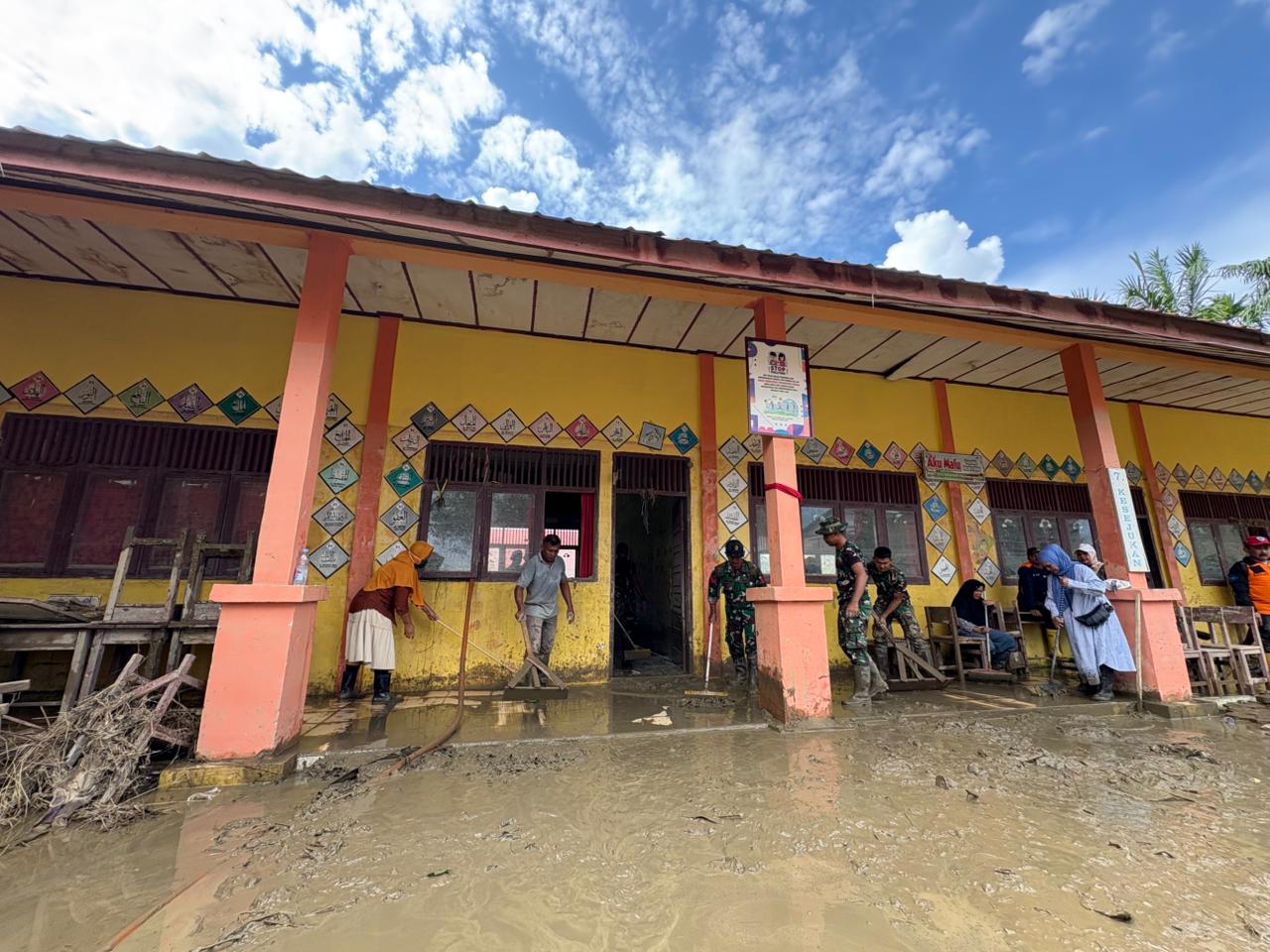 BNPB dan TNI Buka Akses Jalan serta Pulihkan Sekolah Terdampak Bencana di Aceh Utara