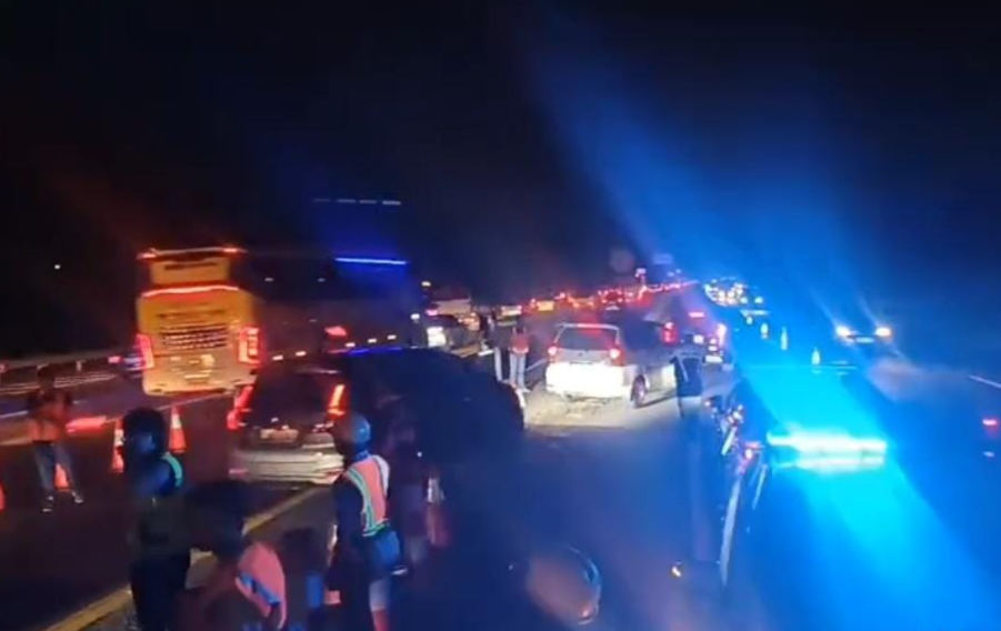 Tol Japek Malam Ini Ramai Pemudik, Contraflow KM 55-70 Mulai Diterapkan