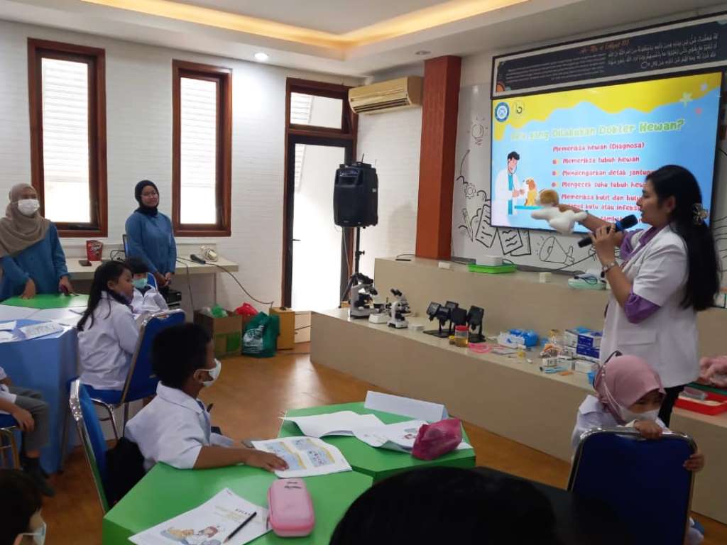 Sehari Jadi Dokter Hewan Cilik di Bionas Lab, Anak-Anak Diajak Tak Biarkan Kucing Makan Tikus