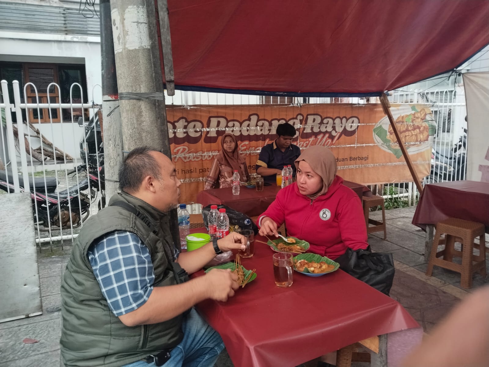 Legendaris, Nikmatnya Sate Padang Rajo Roxy Selalu Ramai