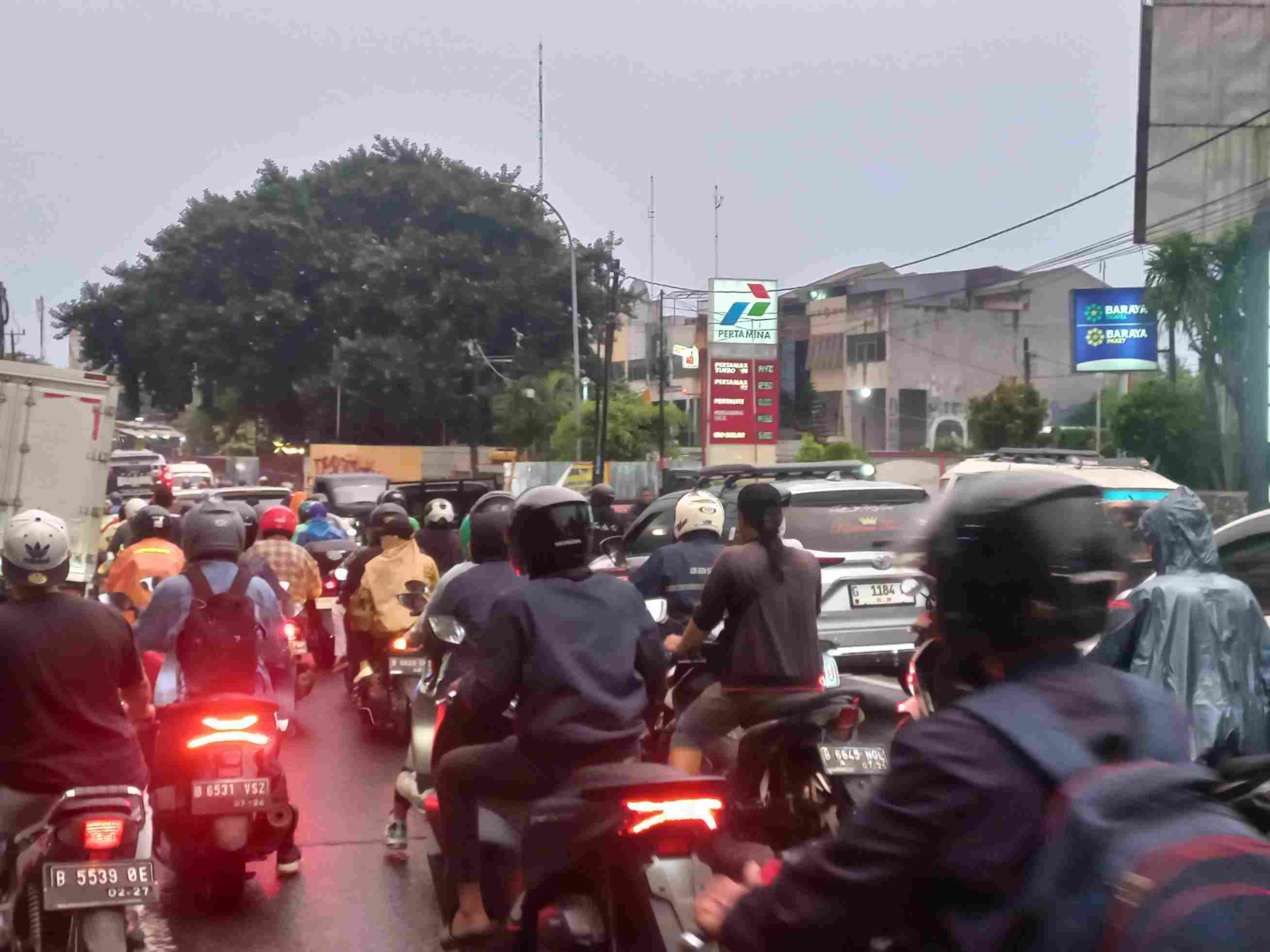 Proyek Jembatan Sasak Rembaga Bikin Jalan Hos Cokroaminoto Ciledug Macet Parah!