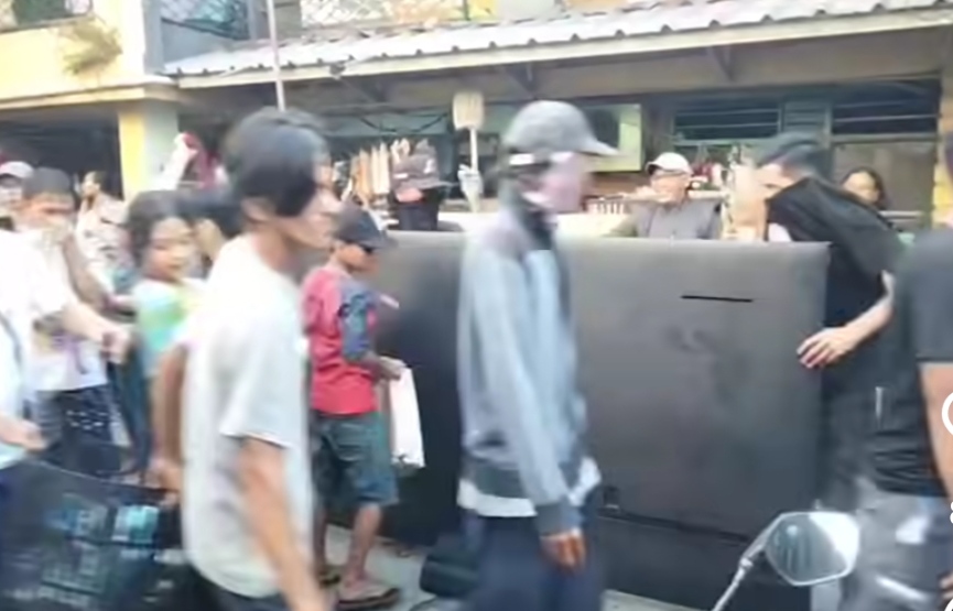 Rumah Ahmad Sahroni Dijarah Aksi Massa, TV, Perabot dan Mobil Mewah Dirusak