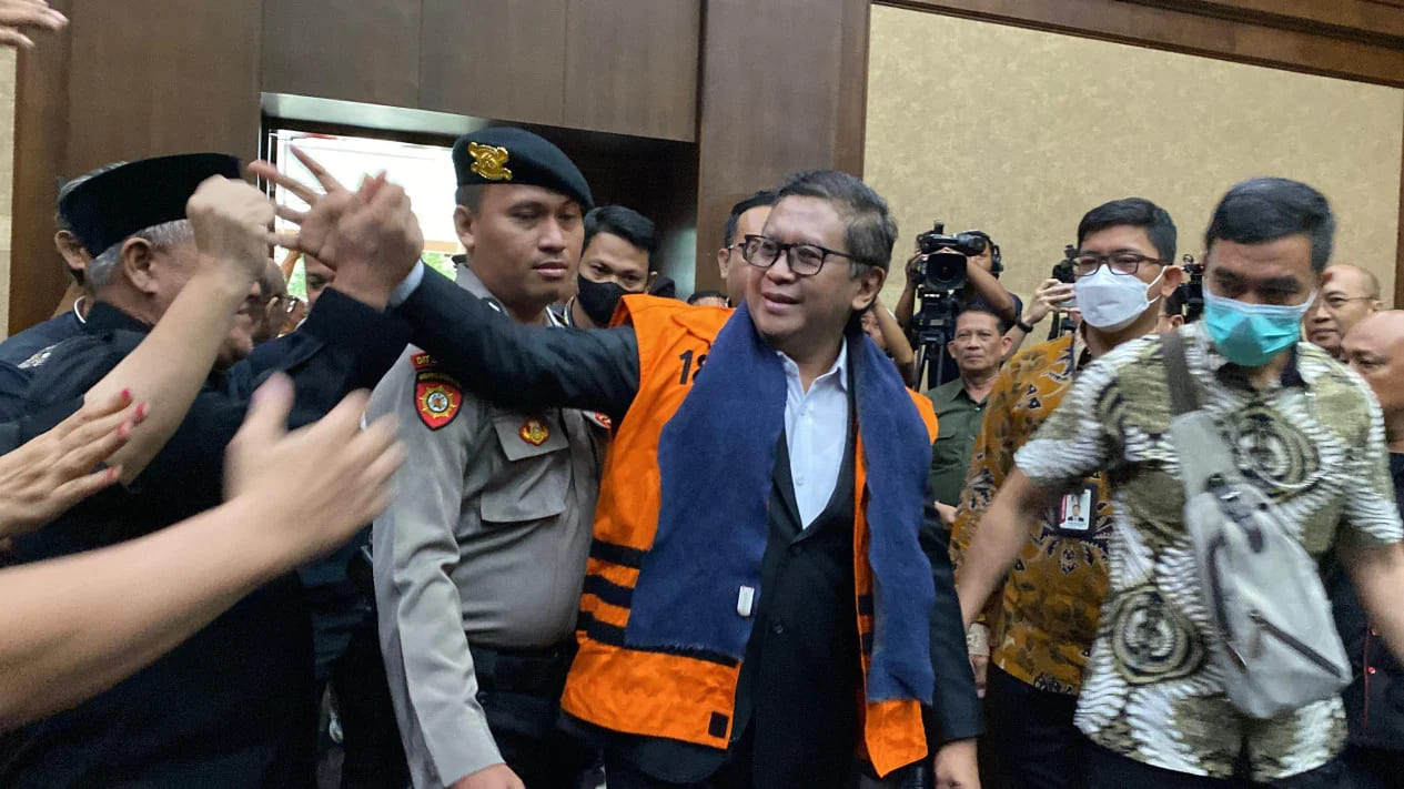 Hasto Bacakan Eksepsi: Ngaku Diancam Jadi Tersangka Jika PDIP Pecat Jokowi