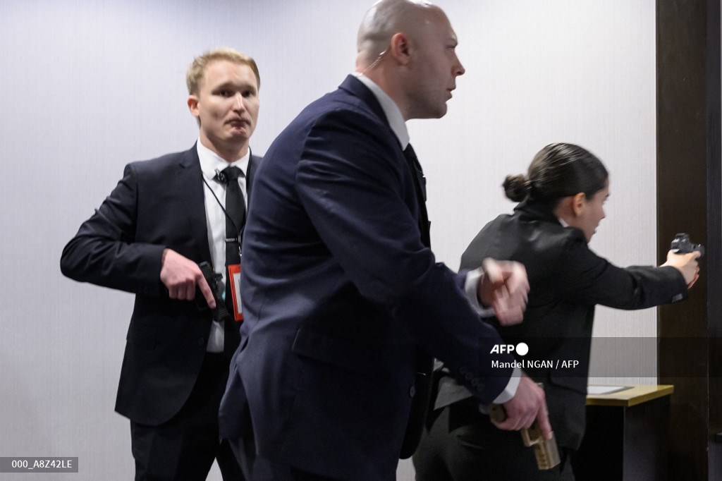 Tembakan Terdengar Saat Trump Hadiri Acara Makan Malam, Ada Dugaan Upaya Pembunuhan 