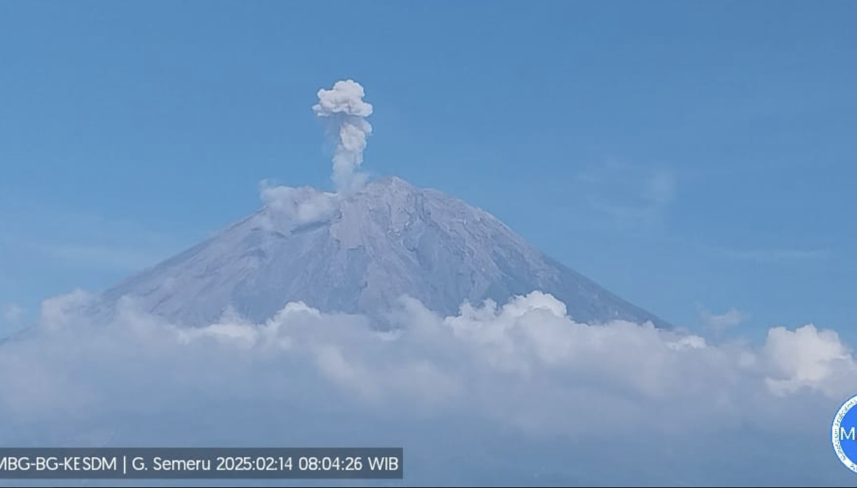 Gunung Semeru Erupsi 4 Kali, Status Saat Ini Waspada!