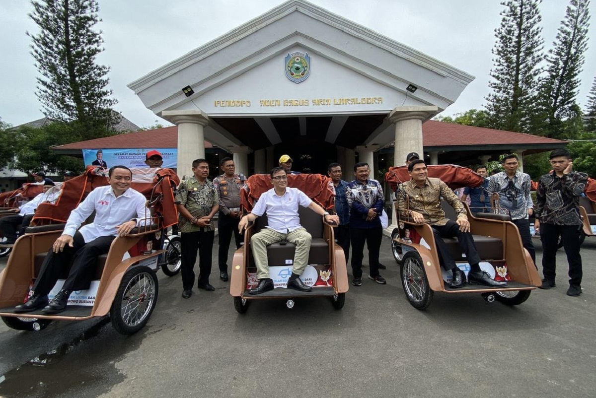100 Becak Listrik Dibagikan di Indramayu, Lansia Jadi Prioritas