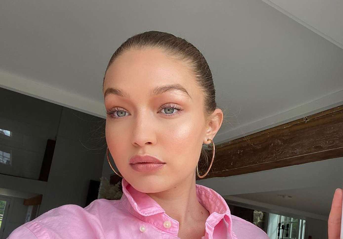 7 Tip Tampil Menawan dengan Gaya Clean Girl Look ala Gigi Hadid yang Sedang Hits!