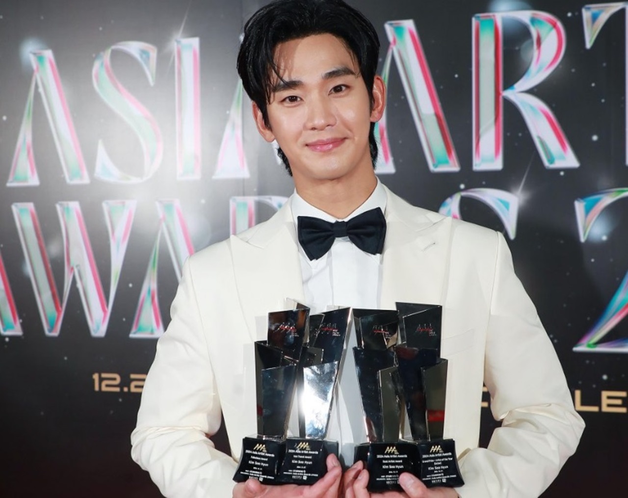 Kim Soo Hyun Raih Daesang di Asia Artist Awards 2024, Berterima Kasih pada Hong Hae In