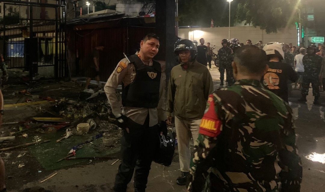 Buntut Ricuh di Polres Metro Jaktim, Massa Lempar Molotov hingga Bakar Kendaraan