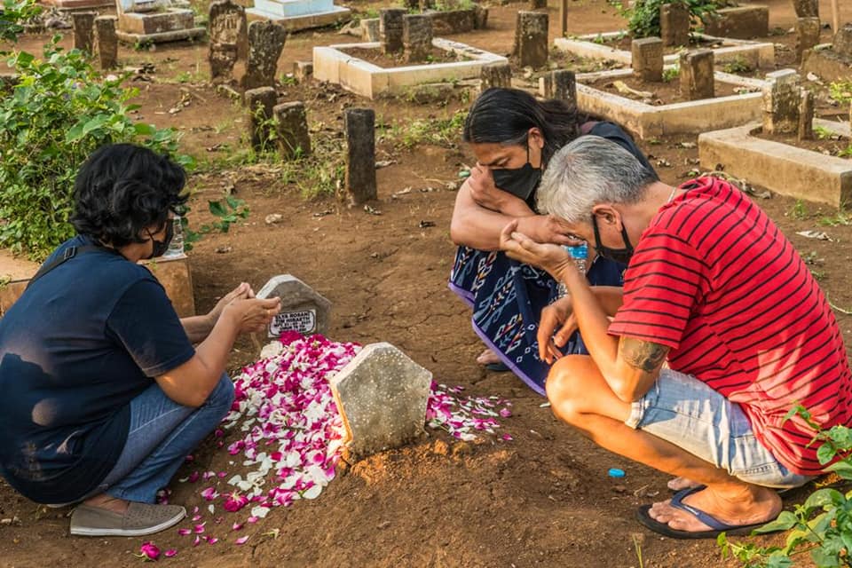 Mijn Roots Mencari Orang Tua Kandung: Bibi Mengamuk di Kuburan Ibu (29)