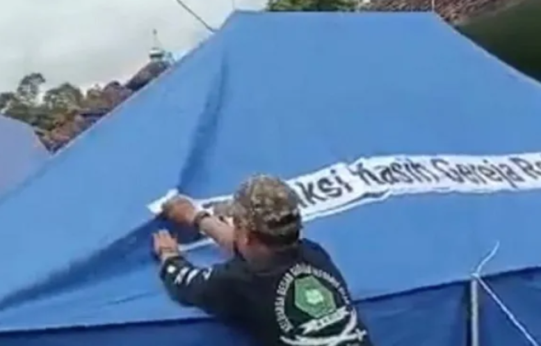Banner Terkait Kristen di Tenda Bantuan Gempa Cianjur Dicopot Warga: Kristenophobia Akut?