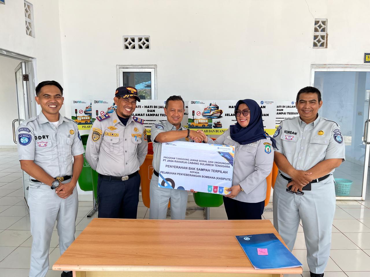 Pelabuhan di Kabupaten Bombana Dapat Bantuan Bak Sampah Terpilah dari Jasa Raharja Sultra