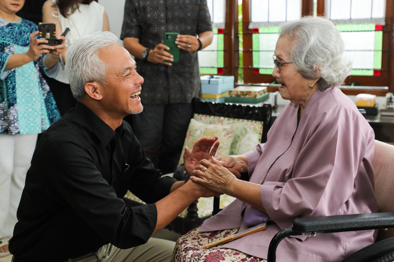 Ganjar Teringat Ibu Saat Bertemu Meri Hoegeng: Beliau Doakan Saya Agar Selalu Kuat