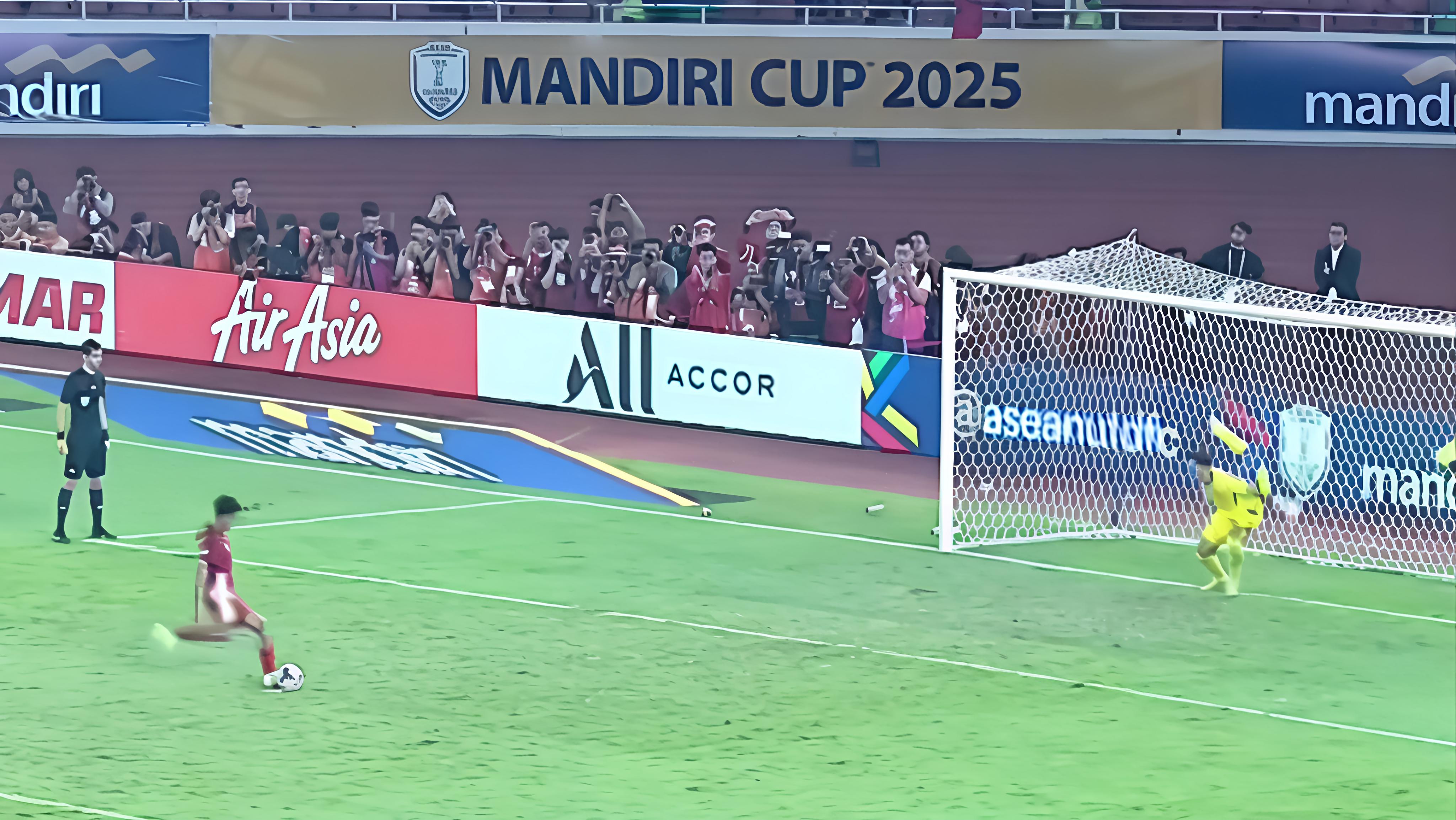 Pelatih Thailand Maklum Soal Penalti Kakang Diulang, Netizen-nya Justru Meradang!