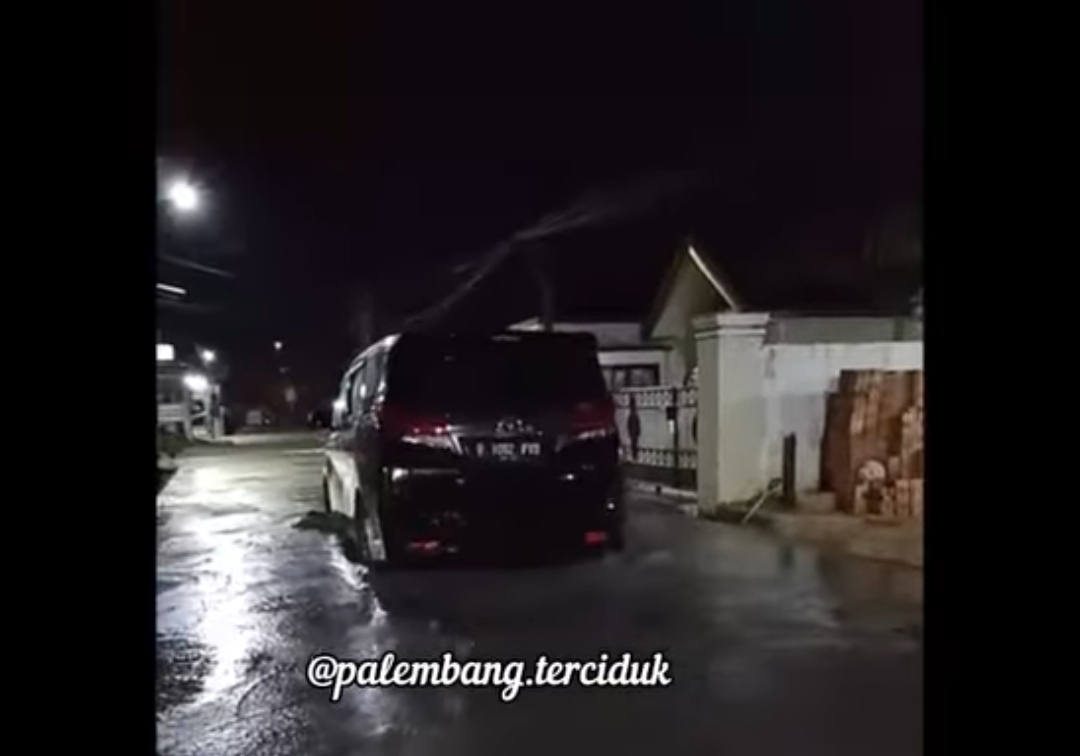 Heboh! Alphard Plat Jakarta Terobos Jalan Baru Dicor di Palembang, Ngaku-ngaku Pengacara
