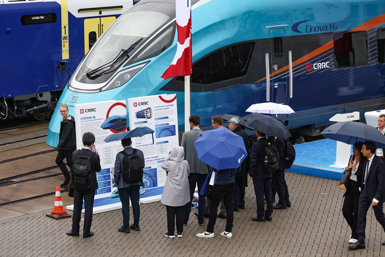 Produk CRRC Qingdao Sifang Pikat Pengunjung Pameran di Jerman