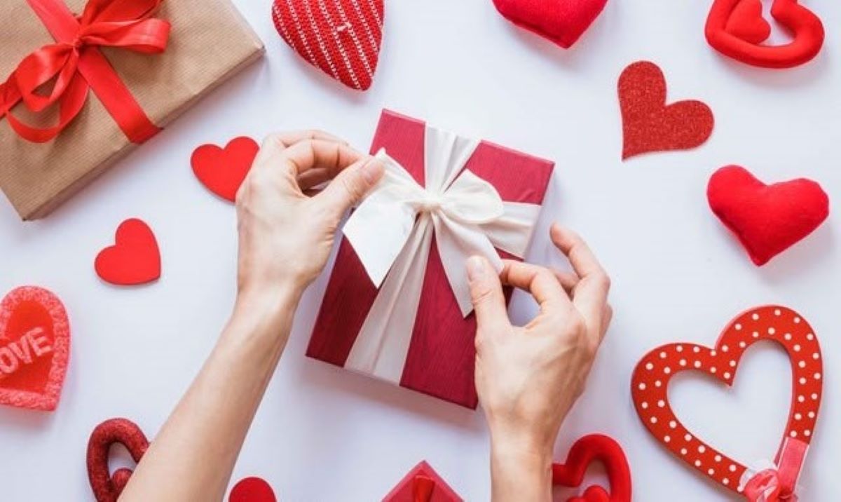 H-2 Valentine! 7 Ide Kado Hari Kasih Sayang 2026 yang Bisa Dibeli Last Minute 