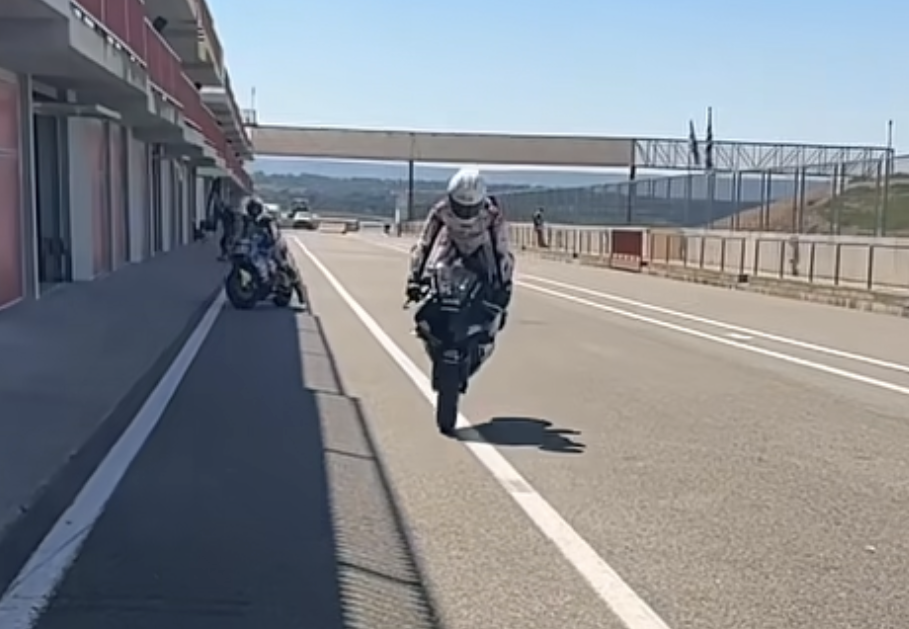 Veda Ega Pratama Pamer Skill Frestyle Stoppie Jelang Moto3 Spanyol 2026