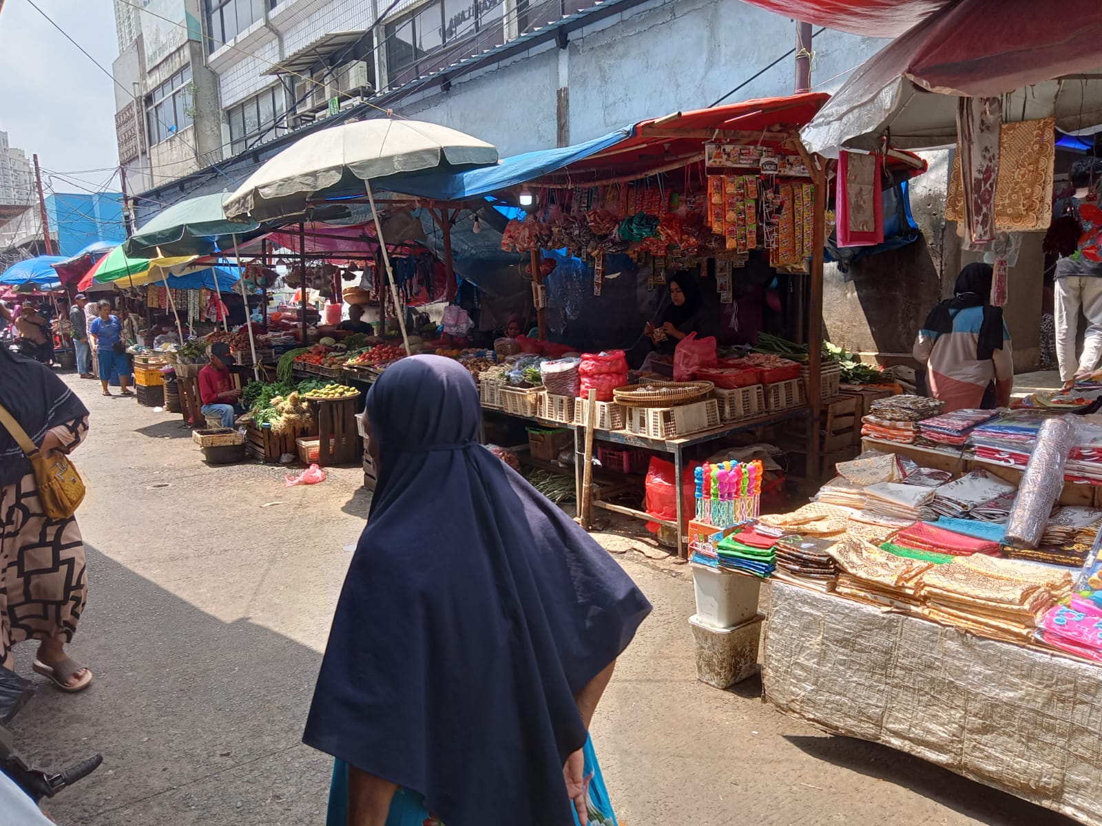 PHK Marak Bikin Daya Beli Masyarakat Anjlok, Lebih Pilih Mantab Alias Makan Tabungan