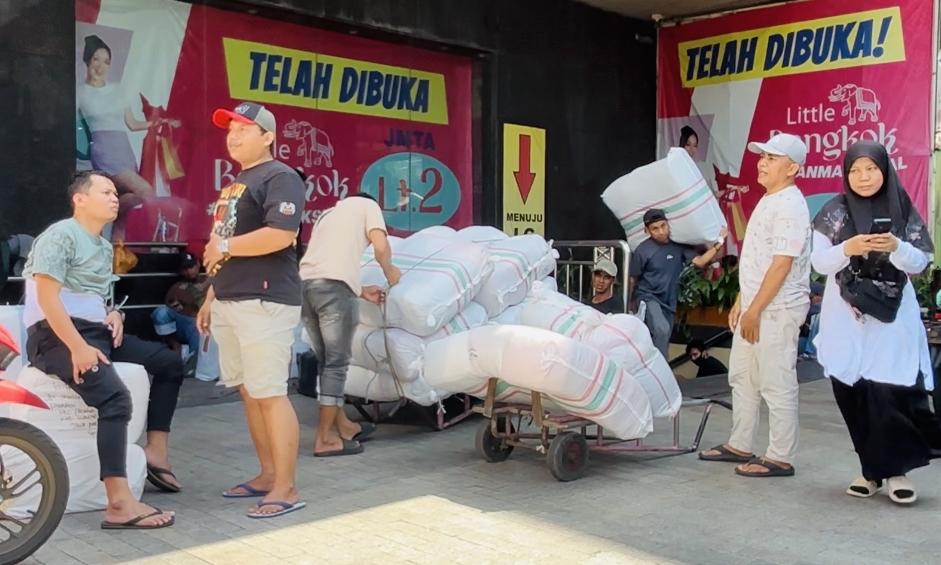 Keringat di Balik Baju Lebaran: Perjuangan Porter Tanah Abang Banting Tulang hingga Kereta Terakhir