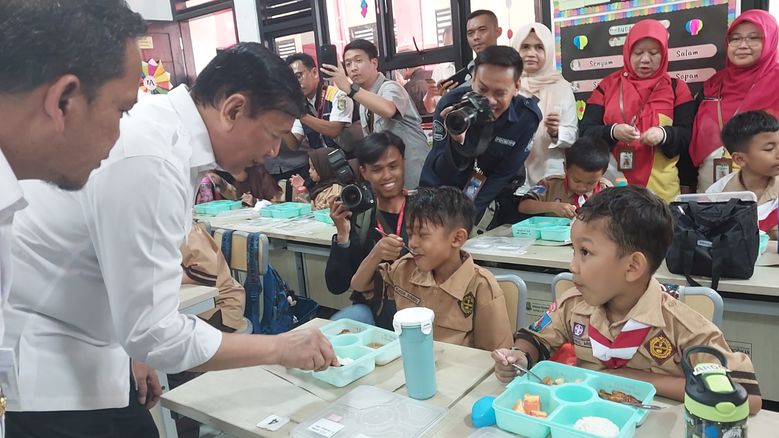 Wiranto Cek Uji Coba Makan Bergizi Gratis di SDN Sukasari 4 & 5 Tangerang, Tekankan Pentingnya Tingkatkan Kecerdasan Bangsa