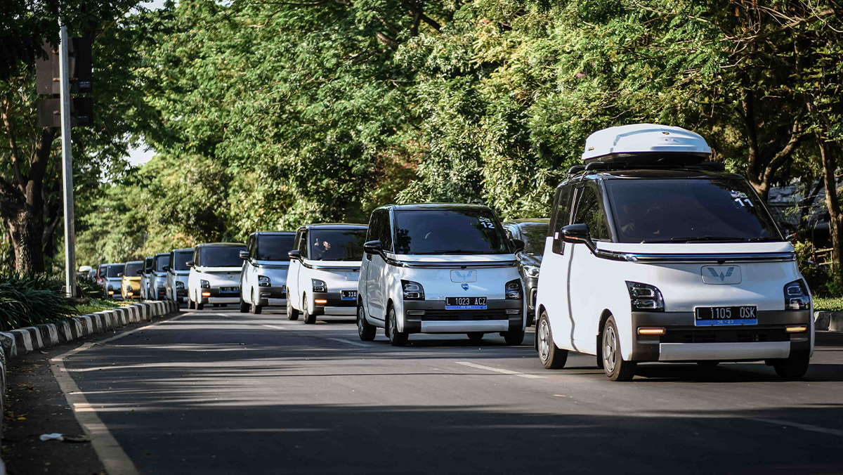 Puluhan Wuling Air ev Unjuk Gigi di Surabaya Dalam Ajang Wuling Green Drive Festival