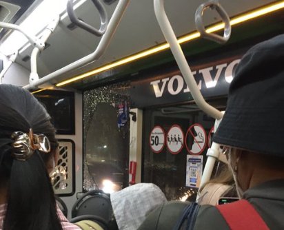 Nangis Histeris! Penumpang Transjakarta Panik saat Bus Terjebak di Rel Kereta Api Halimun, Kok Bisa?