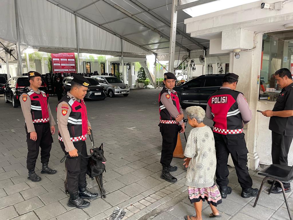Ops Lilin Semeru 2025, Unit K9 Polda Jatim Lakukan Sterilisasi Gereja di Surabaya